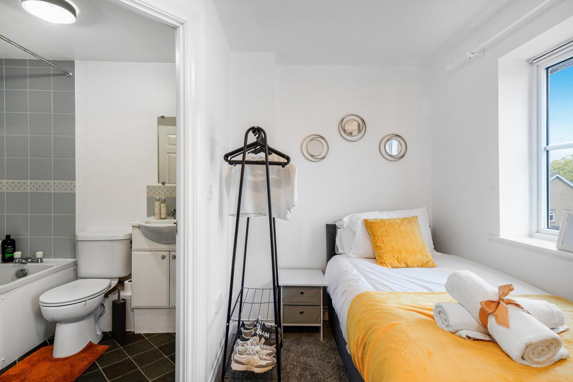 Station & Shops 3Min Walk I Heathrow 15 Mins I X2 Ensuites I Parking X2 兰利沼泽 外观 照片