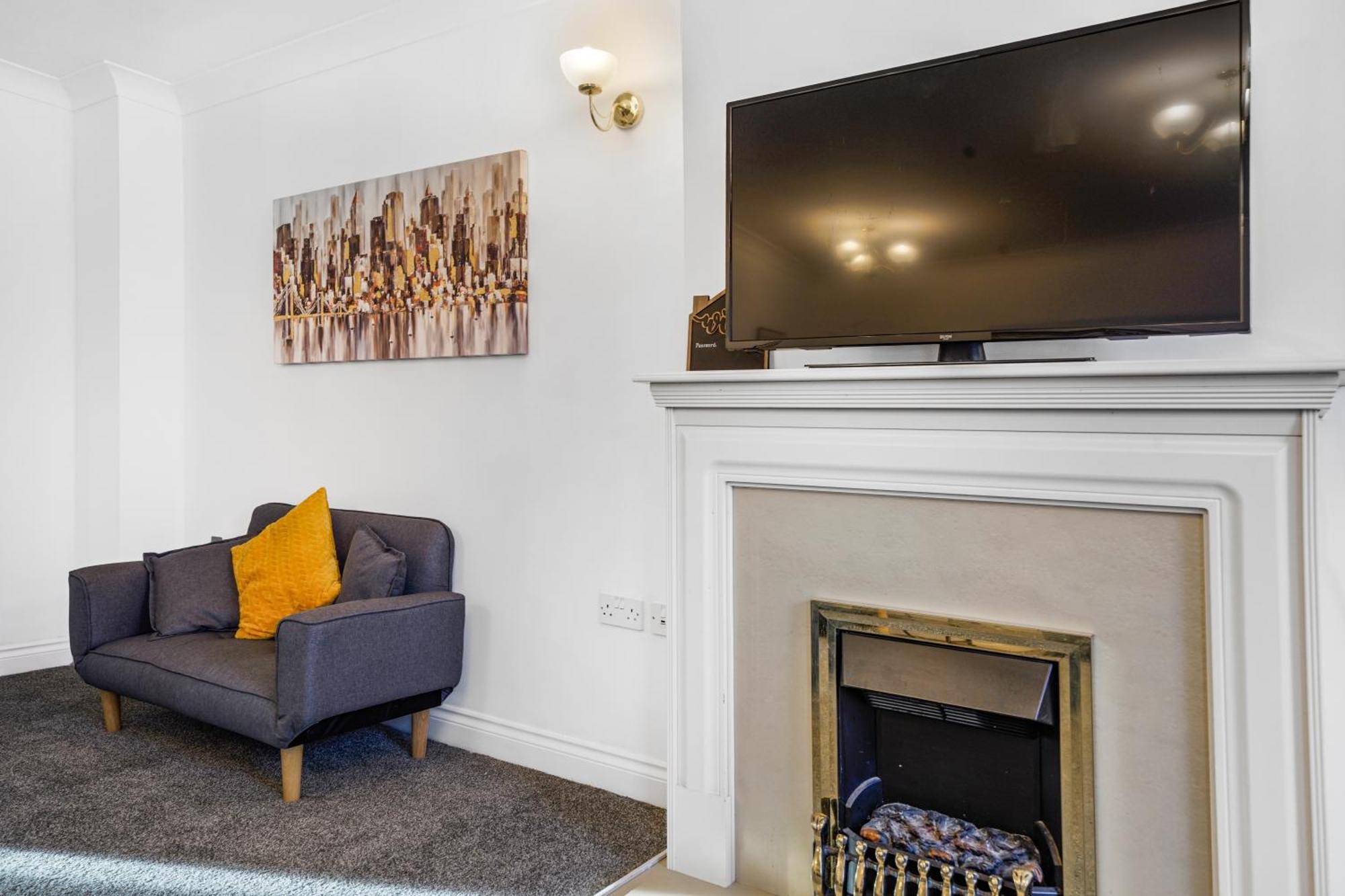 Station & Shops 3Min Walk I Heathrow 15 Mins I X2 Ensuites I Parking X2 兰利沼泽 外观 照片