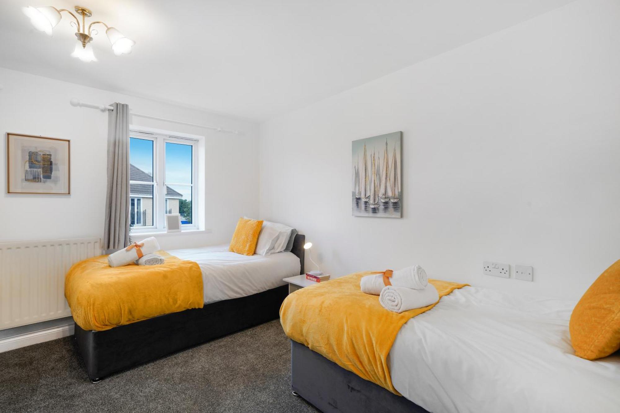 Station & Shops 3Min Walk I Heathrow 15 Mins I X2 Ensuites I Parking X2 兰利沼泽 外观 照片