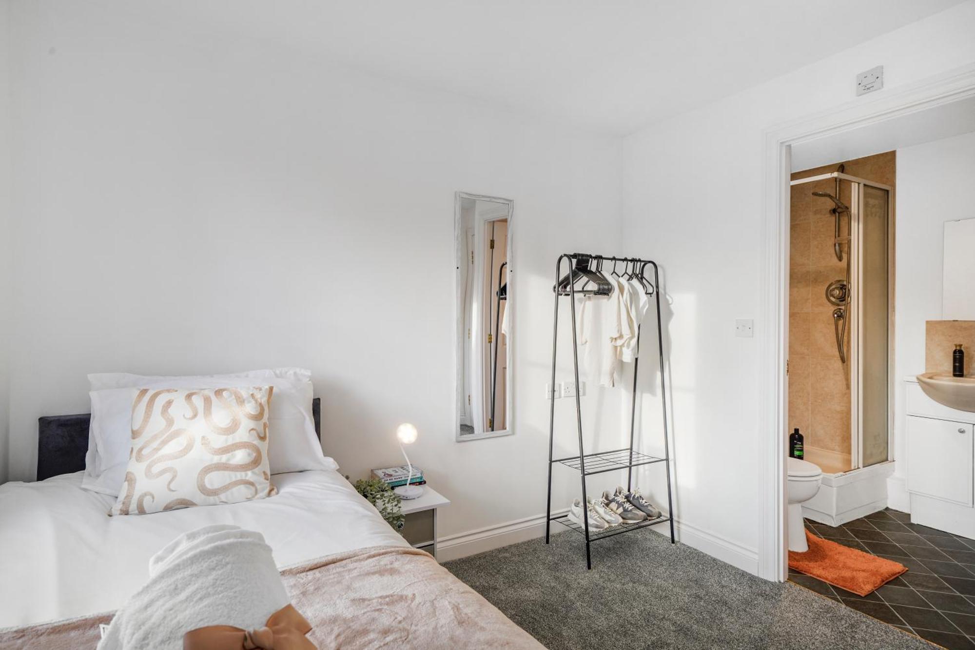 Station & Shops 3Min Walk I Heathrow 15 Mins I X2 Ensuites I Parking X2 兰利沼泽 外观 照片